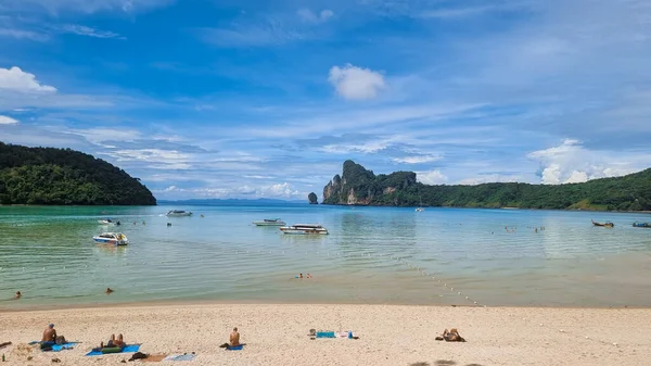 Koh Phi Phi Thailand November 2022 Longtail Båtar Stranden Koh — Stockfoto