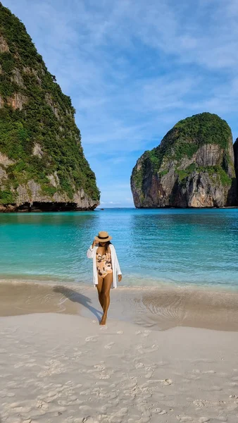 Thai Asian Women Walk Beach Hat Maya Bay Koh Phi — Stock Photo, Image