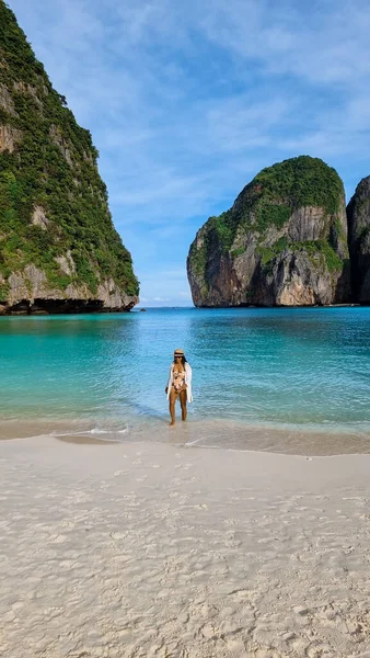 Thailändische Asiatinnen Spazieren Mit Hut Strand Von Maya Bay Koh — Stockfoto