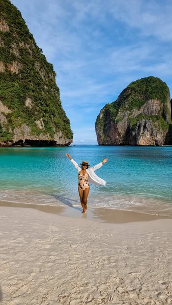 Thai Donne Asiatiche Piedi Sulla Spiaggia Con Cappello Maya Bay — Foto Stock