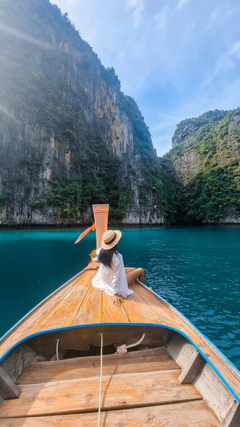 在Pileh Lagoon Koh Phi Phi Thailand的一艘长尾船前面的亚洲泰国妇女 — 图库照片