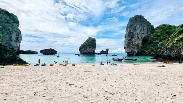 Koh Phi Phi Tailandia Noviembre 2022 Barcos Cola Larga Playa — Foto de Stock