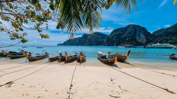 Koh Phi Phi Tailandia Noviembre 2022 Barcos Cola Larga Playa — Foto de Stock