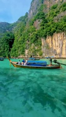Pileh Lagoon 'daki Uzunkuyruklu Tekne Koh Phi Phi Tayland' da yeşil zümrüt okyanusla Koh Phi Phi Tayland 'da