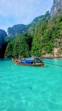 Pileh Lagoon 'daki Uzunkuyruklu Tekne Koh Phi Phi Tayland' da yeşil zümrüt okyanusuyla Koh Phi Phi 