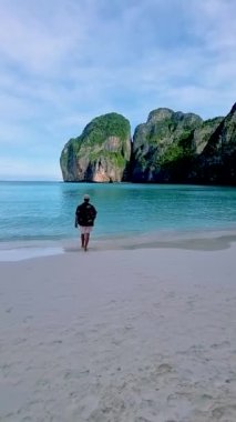 Maya Körfezi Koh Phi Tayland sahilinde yüzme şortu ve şapkası olan genç adamlar.. 