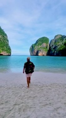 Maya Körfezi Koh Phi Tayland sahilinde yüzme şortu ve şapkası olan genç adamlar.. 