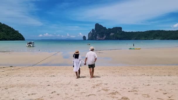 Párek Mužů Žen Kteří Procházejí Pláži Ranním Slunci Koh Phi — Stock video