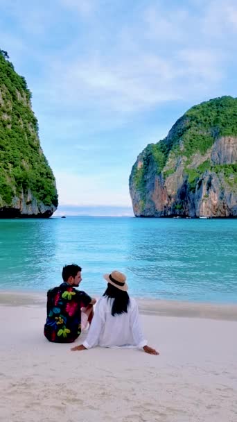 Casal Homens Mulheres Sentados Praia May Bay Koh Phi Phi — Vídeo de Stock