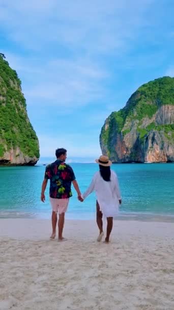 Para Mężczyzn Kobiet Spacerujących Rano Plaży May Bay Koh Phi — Wideo stockowe