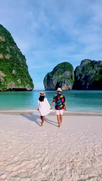 Pár Mužů Žen Chodí Pláži May Bay Koh Phi Phi — Stock video