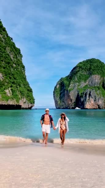 Пара Чоловіків Жінок Які Гуляють Білому Пляжі Мей Бей Кох — стокове відео