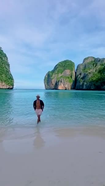 수영복을 모자를 남자들 타이의 해변에서 — 비디오
