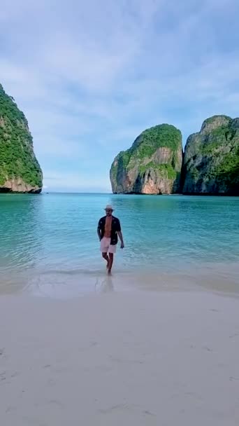 Młodzi Mężczyźni Szortach Kąpielowych Kapeluszu Plaży Maya Bay Koh Phi — Wideo stockowe