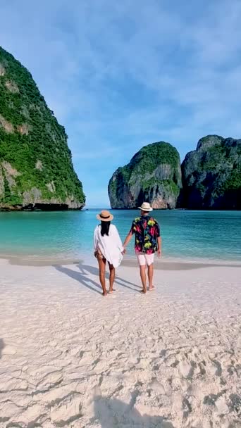 Casal Homens Mulheres Caminhando Praia Tropical May Bay Koh Phi — Vídeo de Stock