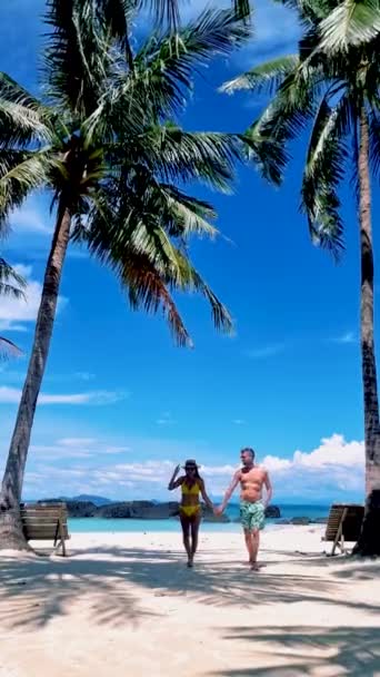 Casal Homem Mulher Uma Ilha Tropical Com Palmeiras Tailândia Koh — Vídeo de Stock