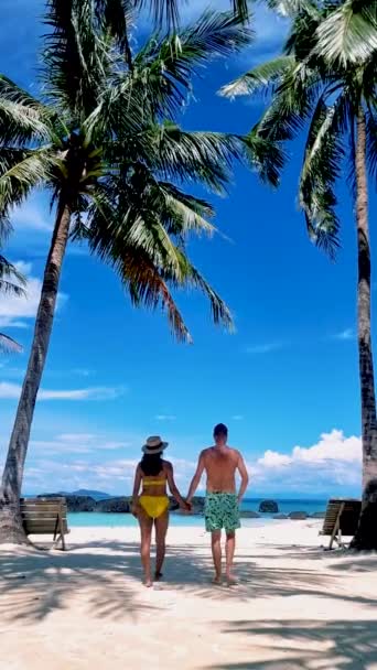 Пара Чоловіків Жінок Тропічному Острові Пальмами Таїланді Острів Кох Кхам — стокове відео