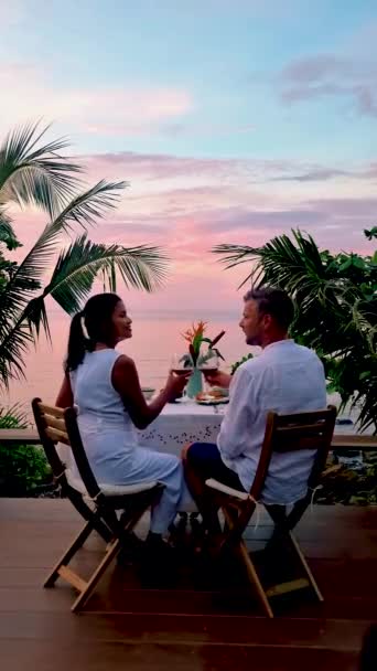 Пара Мужчин Женщин Ужинают Океане Вином Едой Свечах Острове Куд — стоковое видео