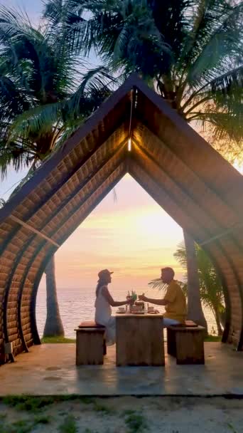 Пара Мужчин Женщин Ужинают Океане Вином Едой Свечах Острове Куд — стоковое видео