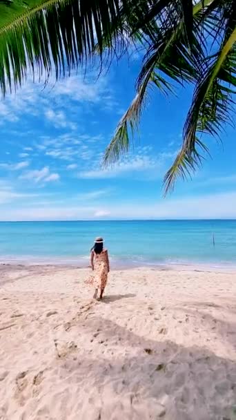 コッド島で休暇中の男女のカップルヤシの木のビーチを歩くタイ — ストック動画