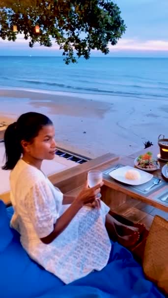 Mujeres Tailandesas Asiáticas Durante Puesta Del Sol Cenando Playa Koh — Vídeo de stock