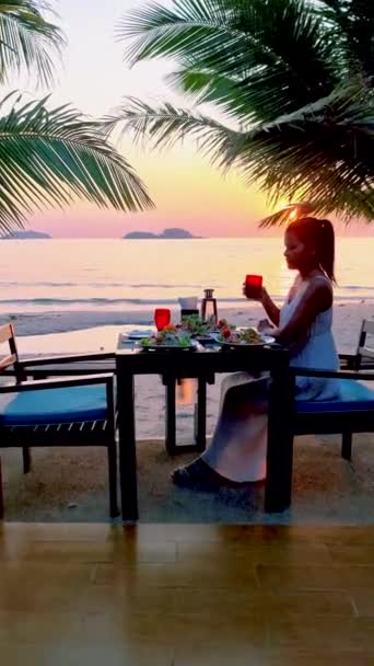 Mulheres Tailandesas Asiáticas Durante Pôr Sol Jantando Praia Koh Chang — Vídeo de Stock