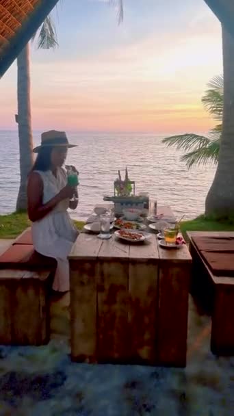 Азиатские Тайки Время Заката Ужинают Пляже Чанг Таиланд — стоковое видео