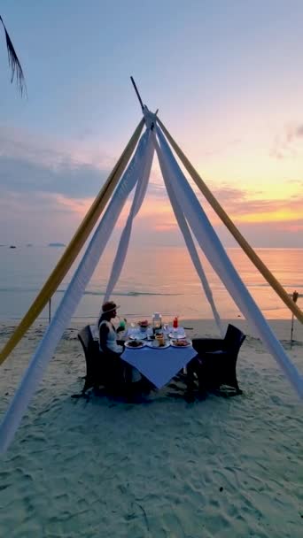 Азиатские Тайки Время Заката Ужинают Пляже Чанг Таиланд Время Отдыха — стоковое видео
