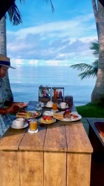 Koh Mak Tayland sahilinde kahvaltı yapan Asyalı kadınlar..