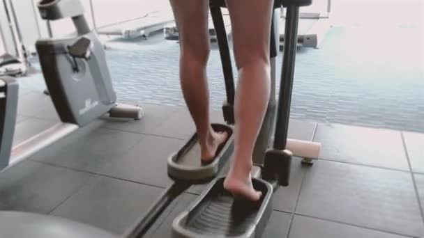 Thai Fitness Junge Frau Sportkleidung Beim Training Einem Cardio Gerät — Stockvideo