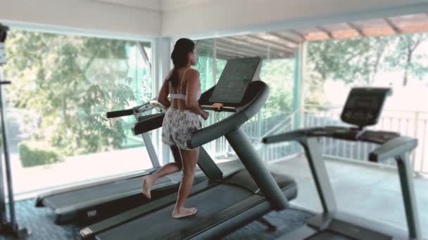 Tajski Fitness Młoda Kobieta Sportowej Odzieży Ćwiczenia Kardio Maszyny Siłowni — Wideo stockowe