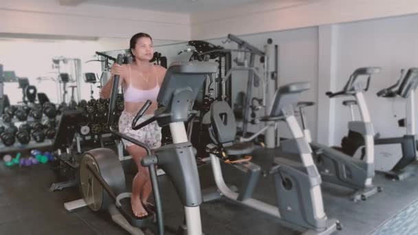 Happy Fit Dojrzałe Kobieta Jazda Rowerach Treningowych Aby Pozostać Zdrowe — Wideo stockowe
