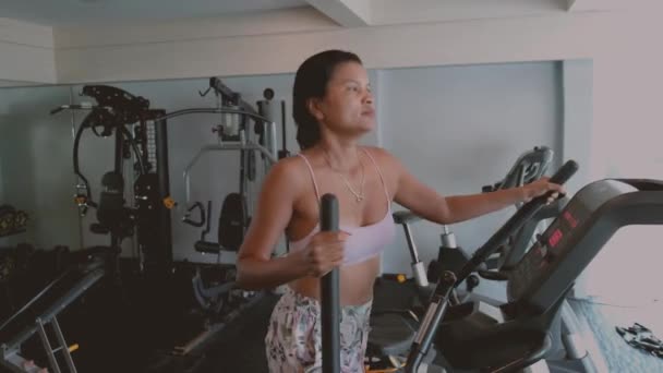 Zbliżenie Górę Tajski Fitness Młoda Kobieta Sportowe Odzież Ćwiczenie Kardio — Wideo stockowe