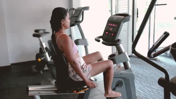 건강을 유지하기 자전거를 다니는 아시아의 체육관에서 — 비디오