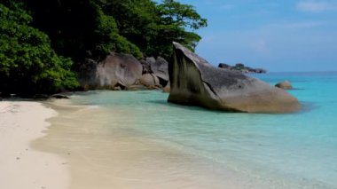 Beyaz sahil ve turkuaz renkli okyanus Similan Adaları Tayland Phangnga 'da denizde dev kayalar var.