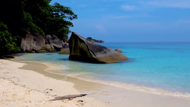 Bílá Pláž Tyrkysový Barevný Oceán Obřími Balvany Moři Similan Islands — Stock video