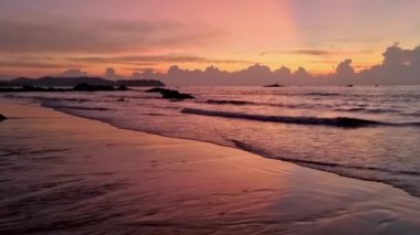 Sunset beach Khao Lak Tayland at. 