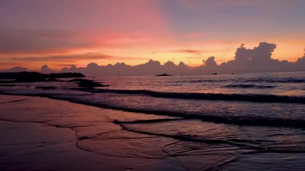 Πολύχρωμο Ηλιοβασίλεμα Στην Παραλία Του Κάο Λακ Ταϊλάνδη — Αρχείο Βίντεο
