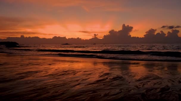 Pôr Sol Laranja Praia Khao Lak Tailândia — Vídeo de Stock