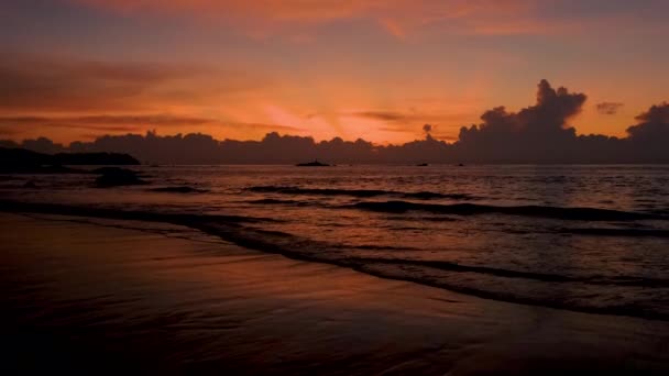 Khao Lak Tayland Sahilinde Turuncu Gün Batımı — Stok video