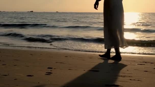 Close Womens Feet Walking Beach Mulheres Tailandesas Asiáticas Caminham Praia — Vídeo de Stock