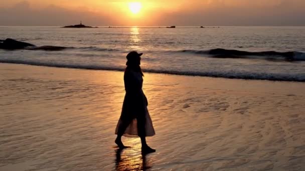 Asiática Tailandesa Mujer Con Sombrero Caminar Playa Durante Atardecer Khao — Vídeo de stock
