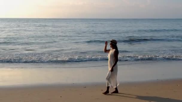 Ασιάτισσες Ταϊλανδέζες Μια Βόλτα Φόρεμα Στην Παραλία Κατά Διάρκεια Του — Αρχείο Βίντεο