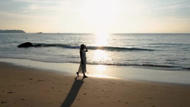 Mulheres Tailandesas Asiáticas Com Vestido Passeio Praia Durante Pôr Sol — Vídeo de Stock