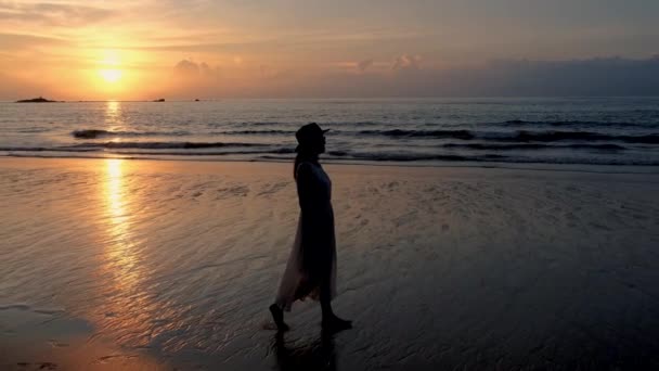 Mulheres Tailandesas Asiáticas Com Vestido Passeio Praia Durante Pôr Sol — Vídeo de Stock