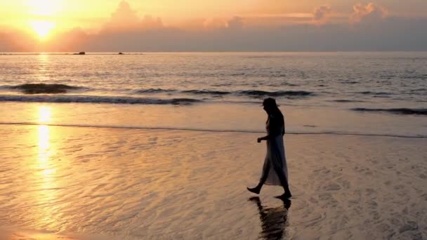Khao Lak Tayland Günbatımında Şapkalı Asyalı Kadınlar Sahilde Yürürler — Stok video