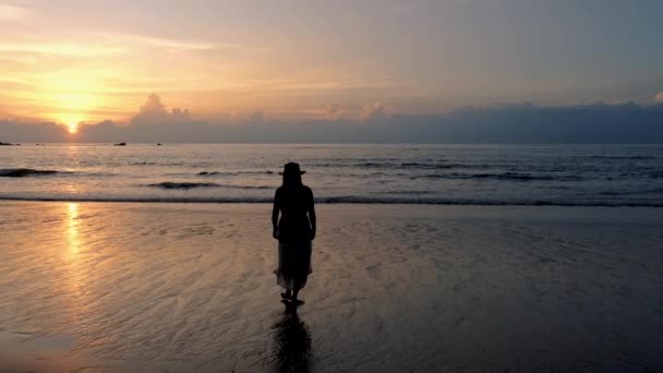 Silhueta Mulheres Tailandesas Asiáticas Andando Praia Durante Pôr Sol Khao — Vídeo de Stock
