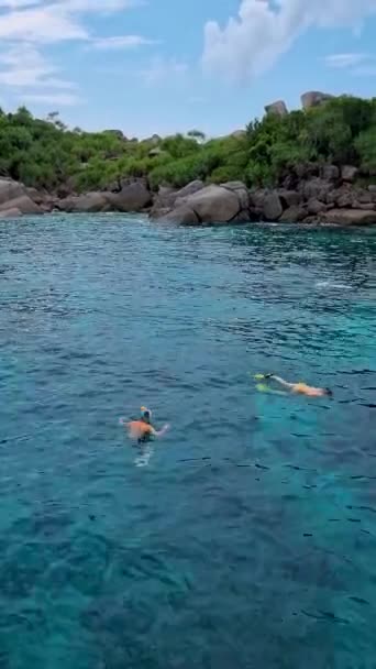 在泰国的象牙海岸国家公园里潜水的人 — 图库视频影像