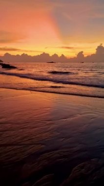 Khao Lak Tayland sahilinde turuncu gün batımı. 