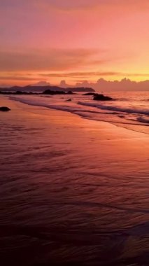 Khao Lak Tayland sahilinde turuncu gün batımı. 